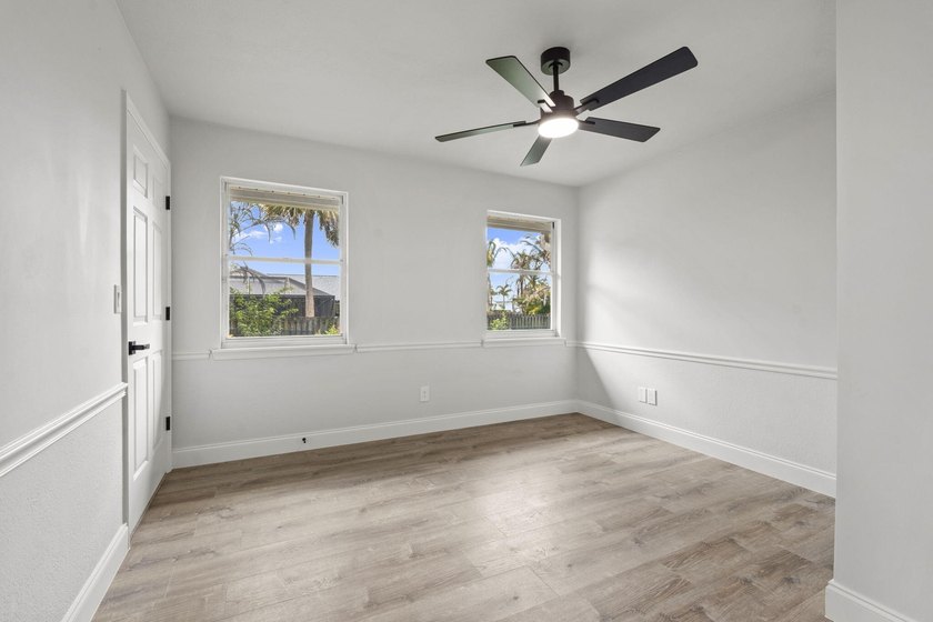 Welcome to this stunning, fully renovated 4-bedroom, 2-bath - photo 33