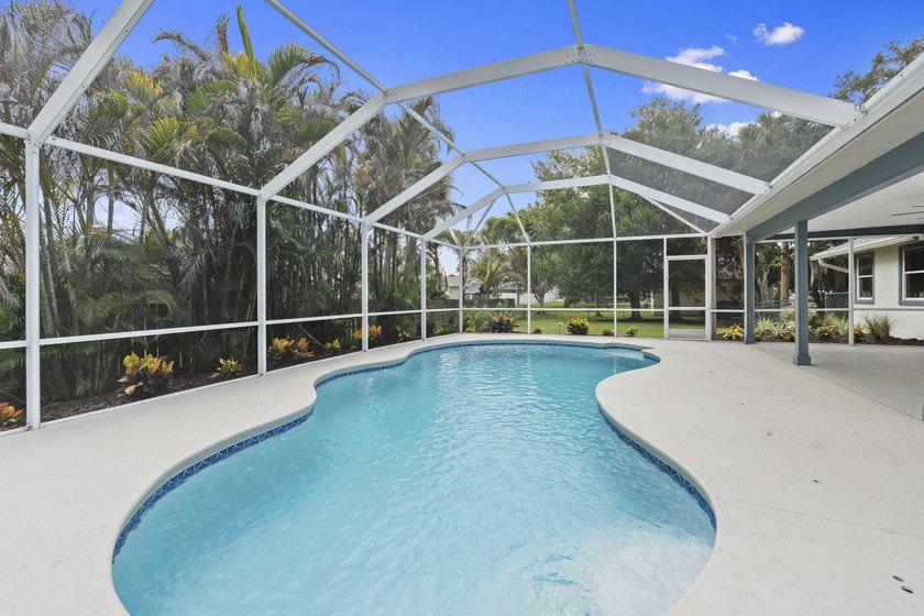 Welcome to this stunning, fully renovated 4-bedroom, 2-bath - photo 36