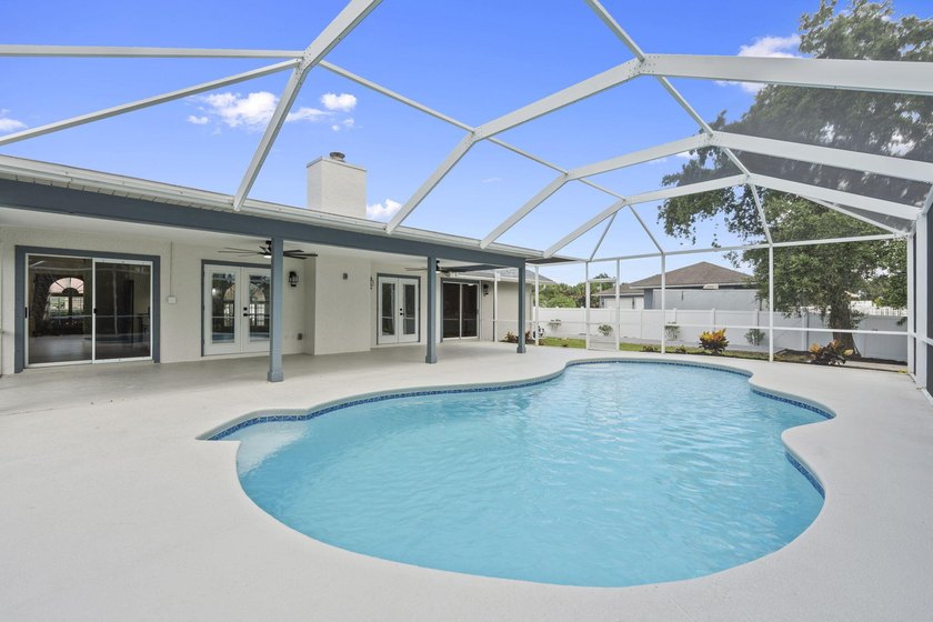 Welcome to this stunning, fully renovated 4-bedroom, 2-bath - photo 37