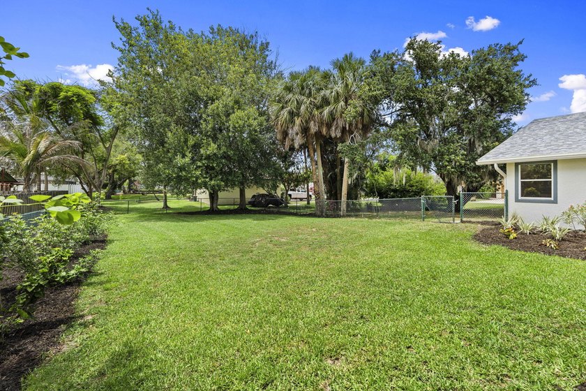 Welcome to this stunning, fully renovated 4-bedroom, 2-bath - photo 43