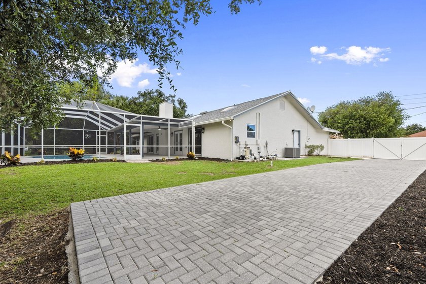 Welcome to this stunning, fully renovated 4-bedroom, 2-bath - photo 48