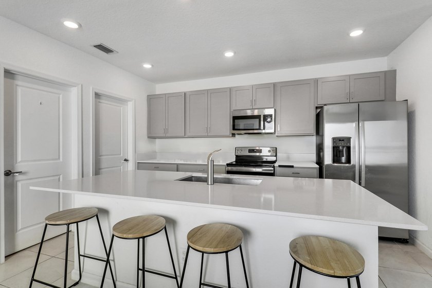 Welcome to this beautifully spacious 5 bedroom, 3 bathroom - photo 2