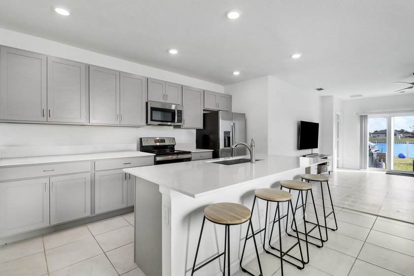 Welcome to this beautifully spacious 5 bedroom, 3 bathroom - photo 3