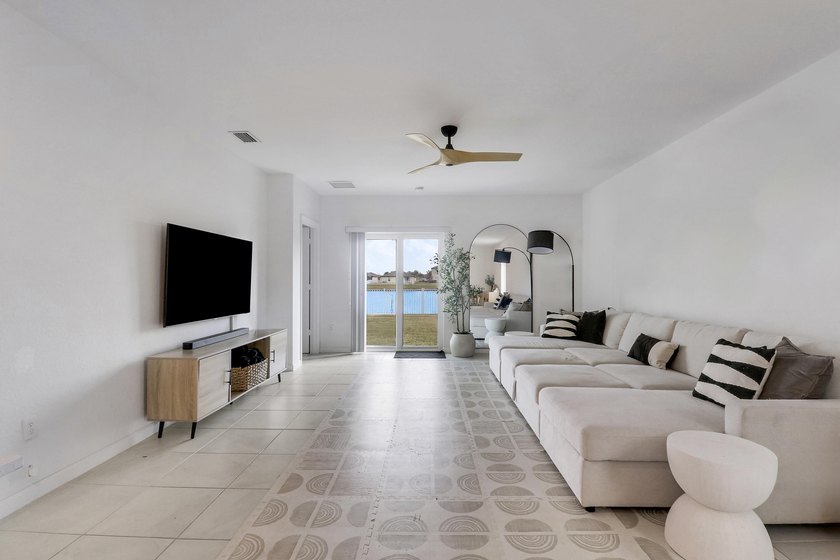 Welcome to this beautifully spacious 5 bedroom, 3 bathroom - photo 4