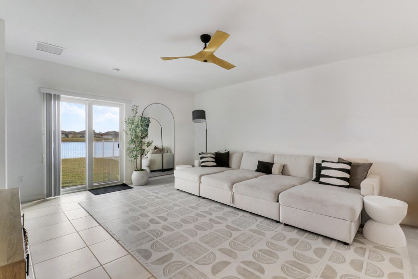 Welcome to this beautifully spacious 5 bedroom, 3 bathroom - photo 5