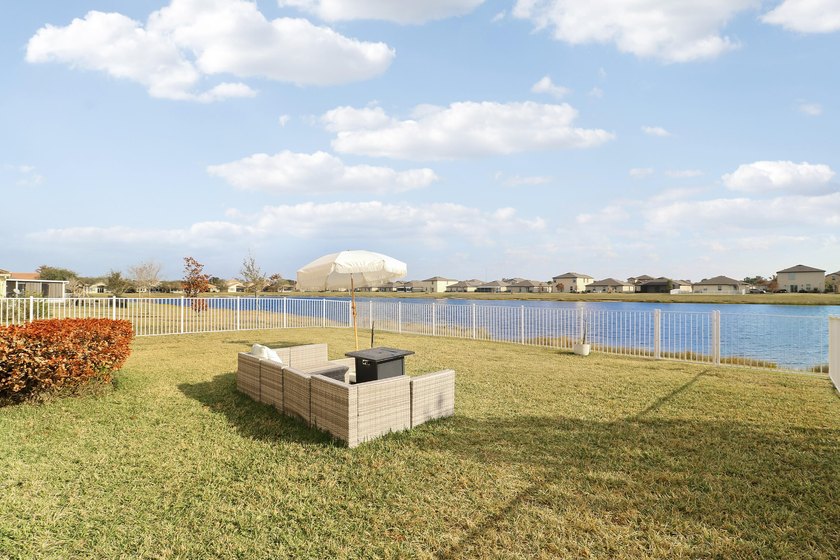 Welcome to this beautifully spacious 5 bedroom, 3 bathroom - photo 6