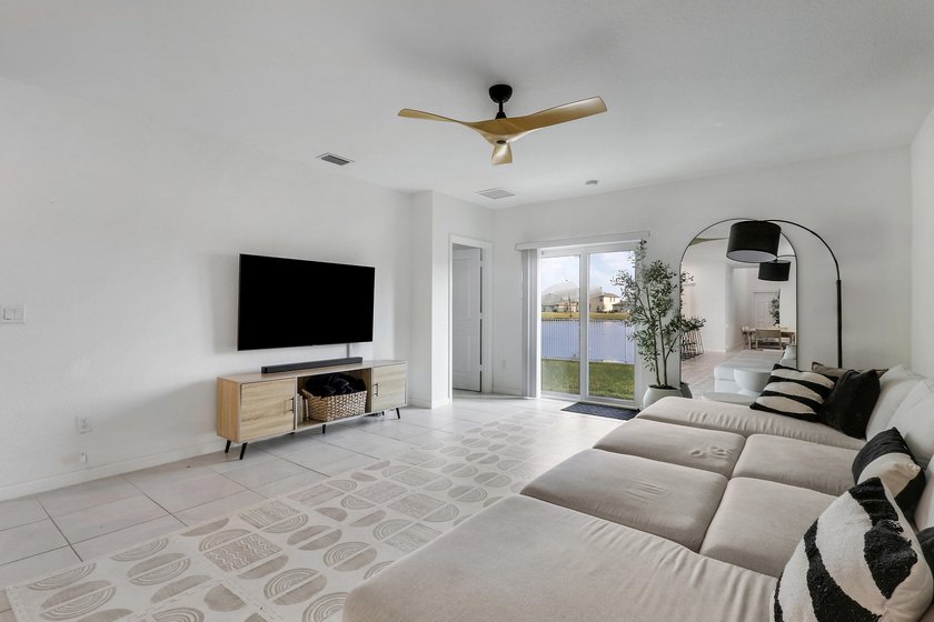 Welcome to this beautifully spacious 5 bedroom, 3 bathroom - photo 7