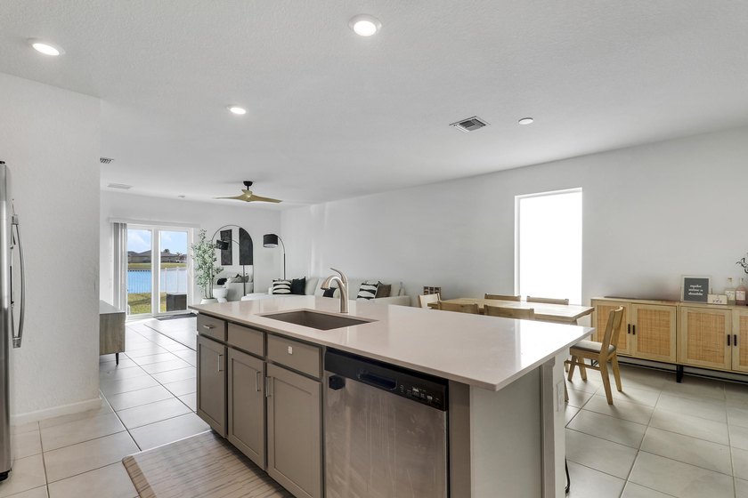 Welcome to this beautifully spacious 5 bedroom, 3 bathroom - photo 9