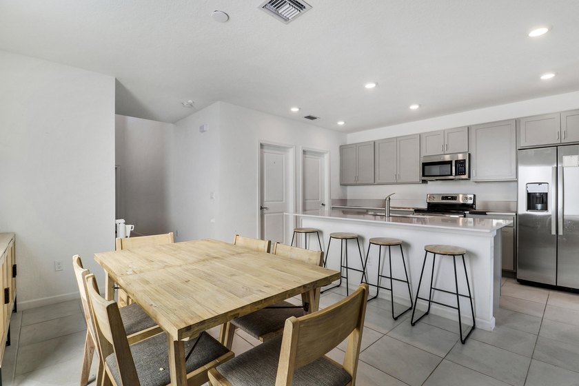 Welcome to this beautifully spacious 5 bedroom, 3 bathroom - photo 10