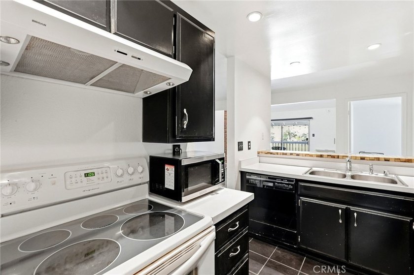 Welcome to this upper-level 2-bedroom, 2-bath condo offering 1 - photo 22