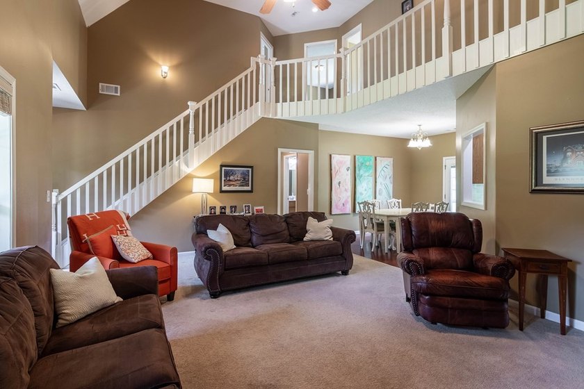 Great 2 level home on over 2 acres of land in the beautiful - photo 3