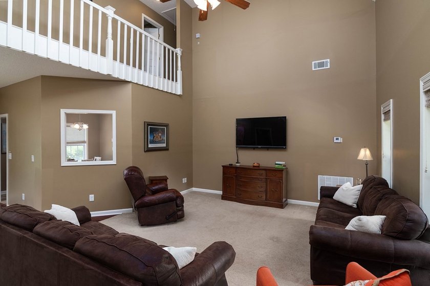 Great 2 level home on over 2 acres of land in the beautiful - photo 4