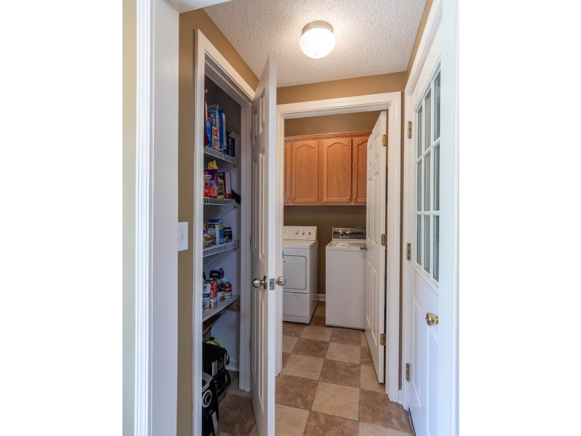 Great 2 level home on over 2 acres of land in the beautiful - photo 10