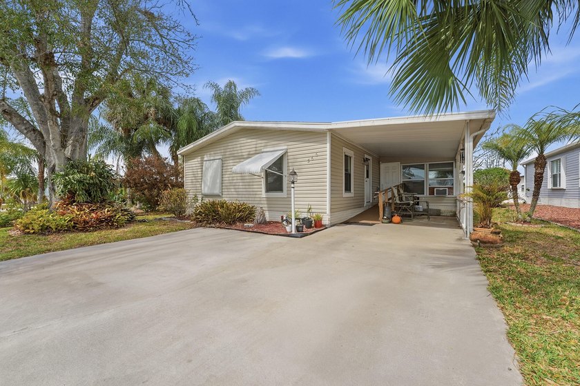 This beautifully maintained 3-bedroom split floor plan offers - photo 2
