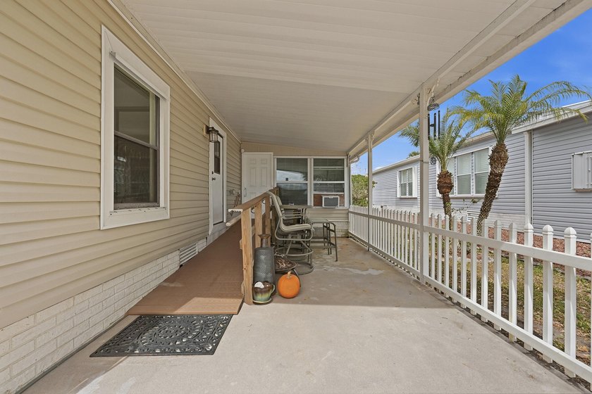This beautifully maintained 3-bedroom split floor plan offers - photo 3