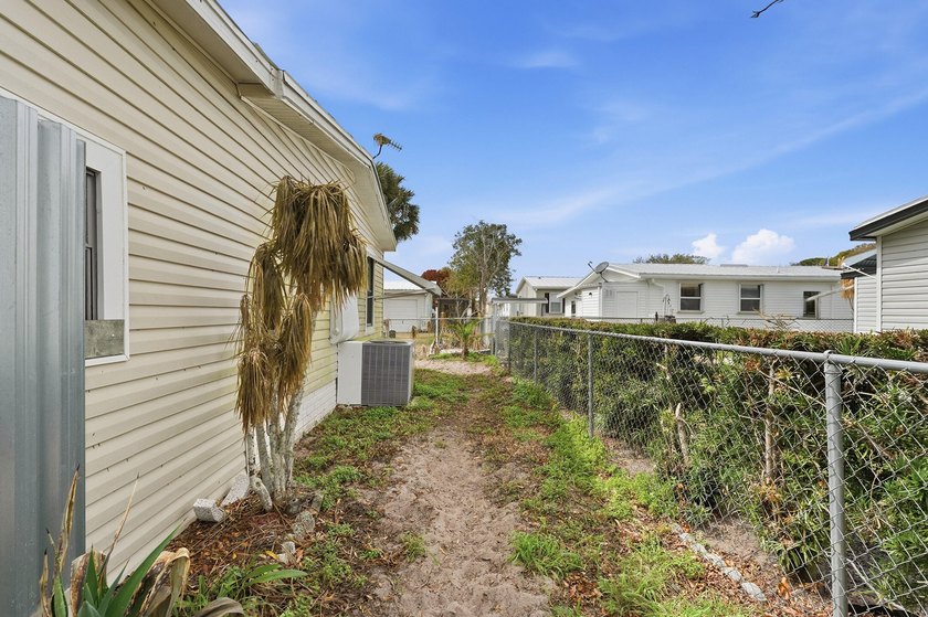 This beautifully maintained 3-bedroom split floor plan offers - photo 4