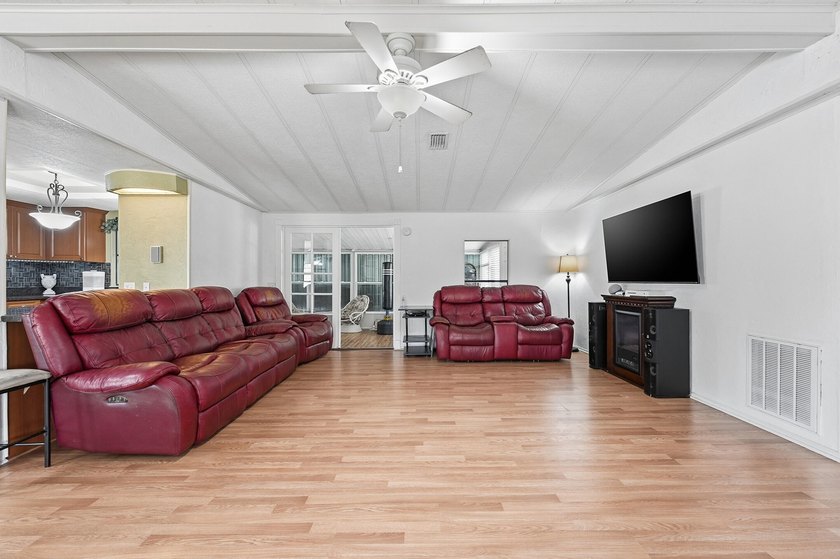 This beautifully maintained 3-bedroom split floor plan offers - photo 7