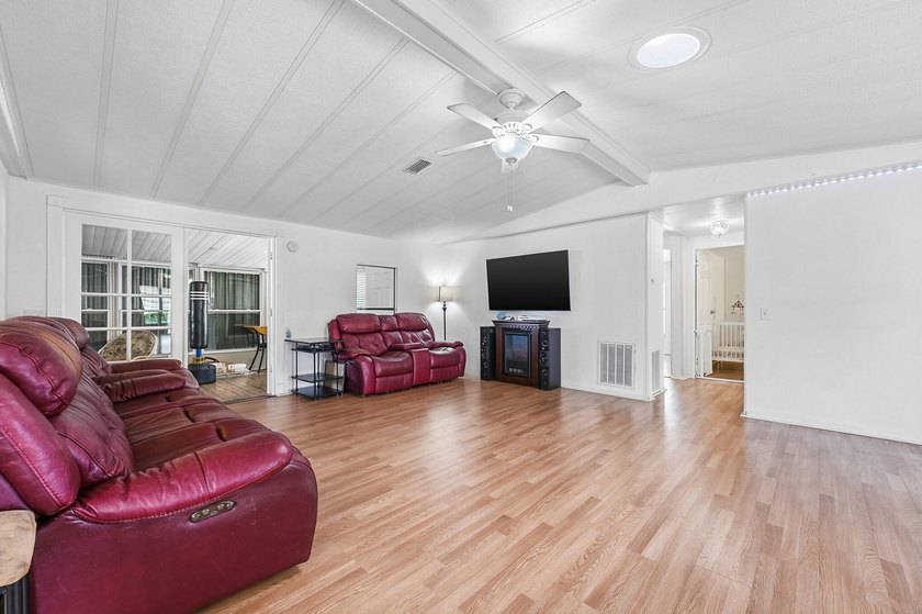 This beautifully maintained 3-bedroom split floor plan offers - photo 9
