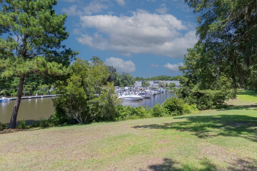 Welcome to an extraordinary waterfront residence in the Island - photo 11
