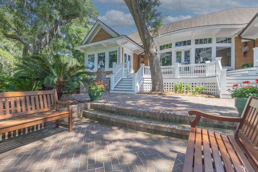 Welcome to an extraordinary waterfront residence in the Island - photo 19