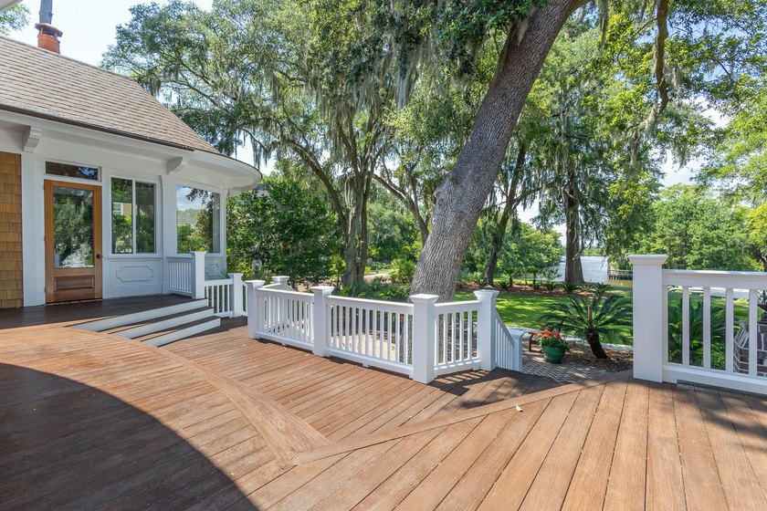 Welcome to an extraordinary waterfront residence in the Island - photo 20