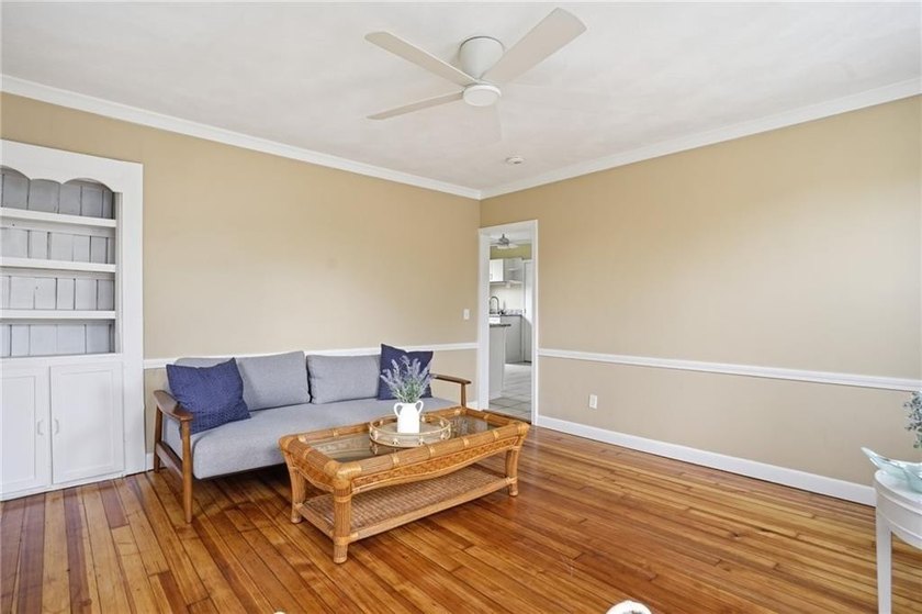 Private second-floor residence in the secluded building at 48 - photo 14