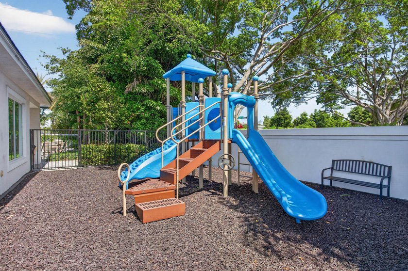 Beautifully upgraded 4BR / 2.5BA corner unit featuring an - photo 32