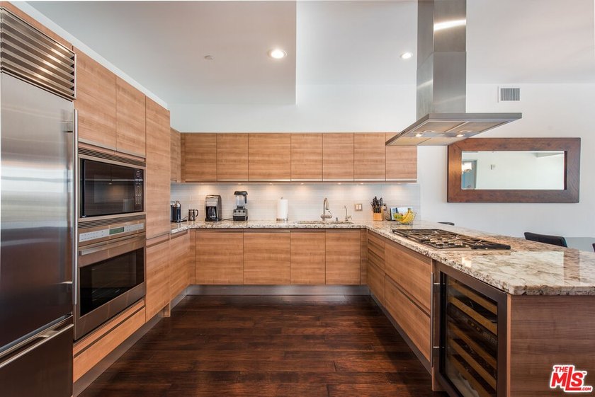 3 Blocks from the beach in the Luxury Latitude 33 Sky Building - photo 3