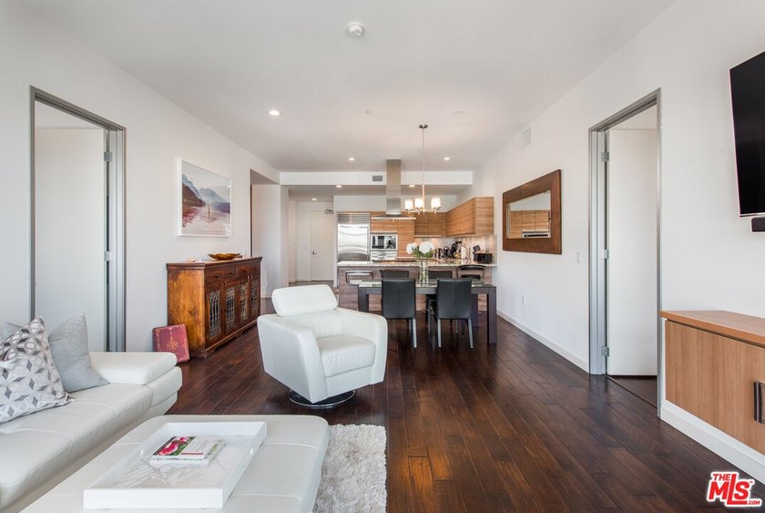 3 Blocks from the beach in the Luxury Latitude 33 Sky Building - photo 4