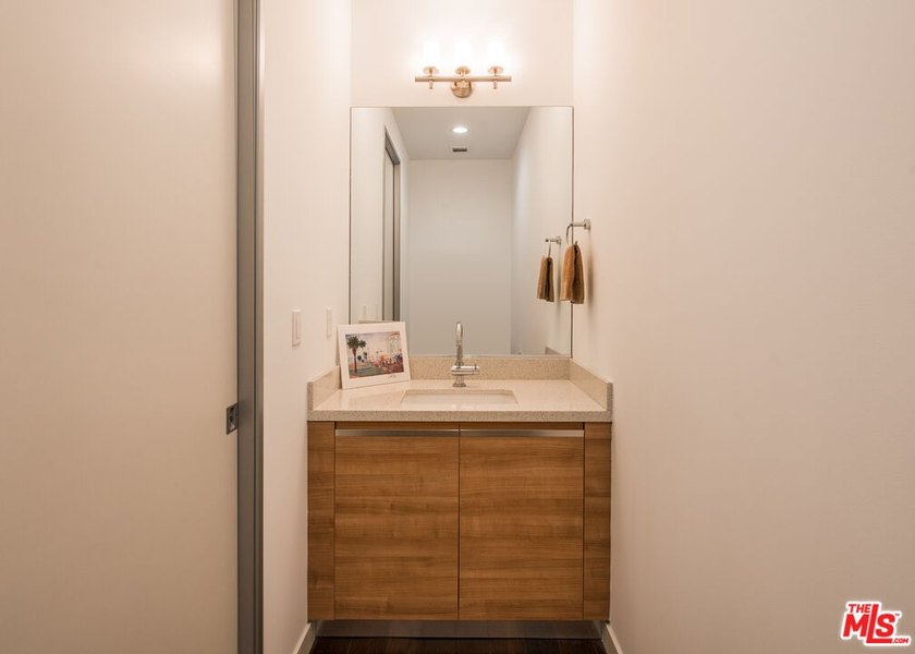3 Blocks from the beach in the Luxury Latitude 33 Sky Building - photo 5