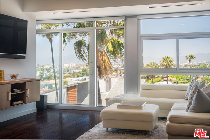 3 Blocks from the beach in the Luxury Latitude 33 Sky Building - photo 8