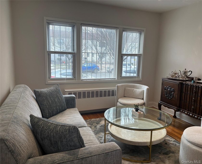 Renovated, sleek, end-of-row apartment with private entrance - photo 4