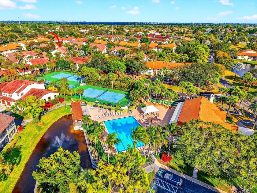 STUNNING LAKESIDE RENOVATION! 1st-floor condo offers expansive - photo 28
