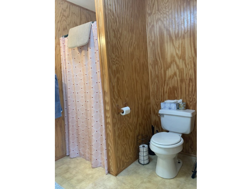 Shower/Toilet. - photo 17