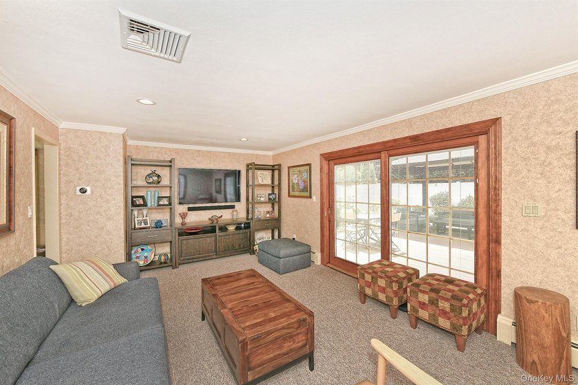 Welcome to this beautifully maintained 5 bedroom, 3 1/2 bath - photo 13