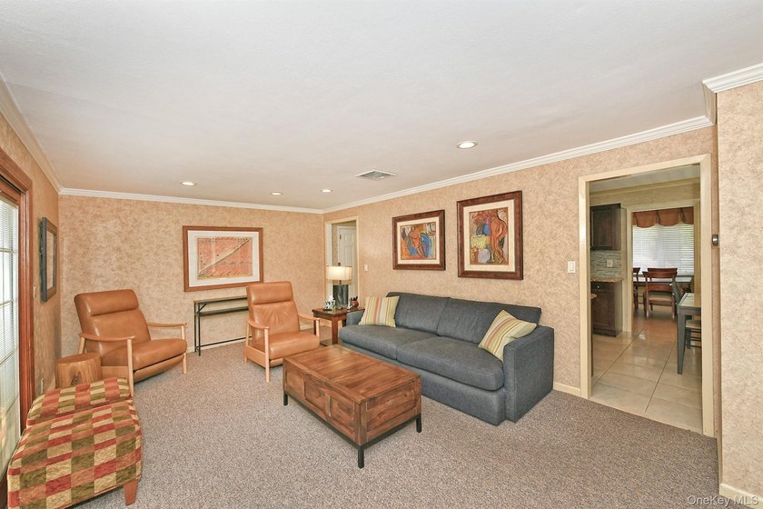 Welcome to this beautifully maintained 5 bedroom, 3 1/2 bath - photo 14