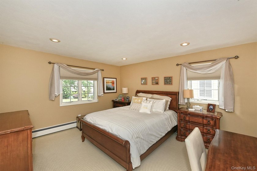 Welcome to this beautifully maintained 5 bedroom, 3 1/2 bath - photo 21