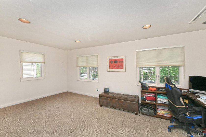 Welcome to this beautifully maintained 5 bedroom, 3 1/2 bath - photo 23