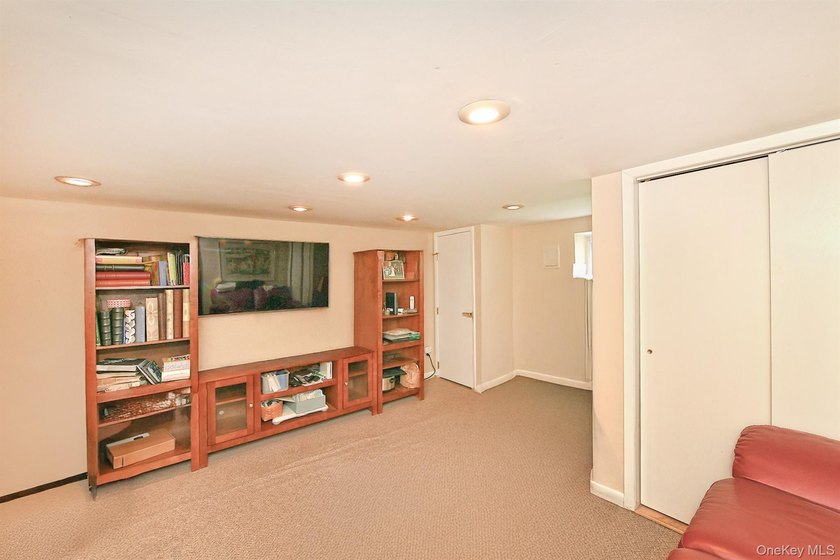 Welcome to this beautifully maintained 5 bedroom, 3 1/2 bath - photo 28