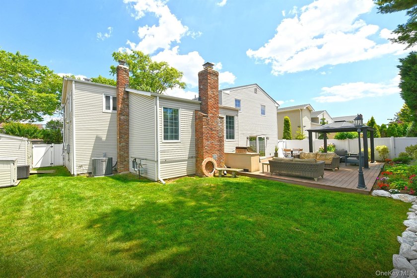 Welcome to this beautifully maintained 5 bedroom, 3 1/2 bath - photo 31