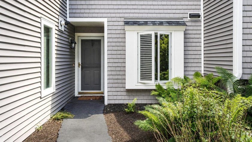 This bright and lovely 3-bedroom, 2.5 bathroom condo offers the - photo 2