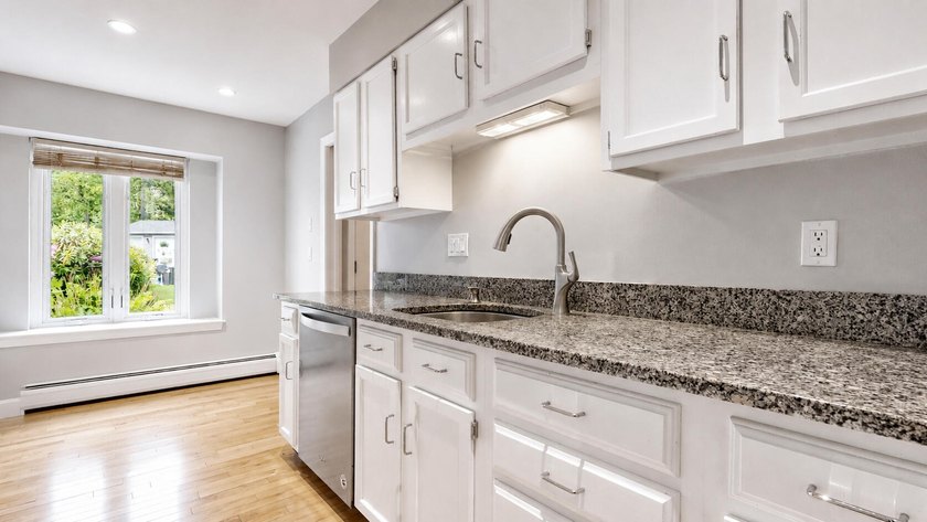 This bright and lovely 3-bedroom, 2.5 bathroom condo offers the - photo 6