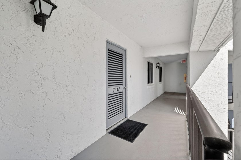 Fabulous ocean &amp; sunset views!! Beautiful 2-bedroom 2-bath - photo 7