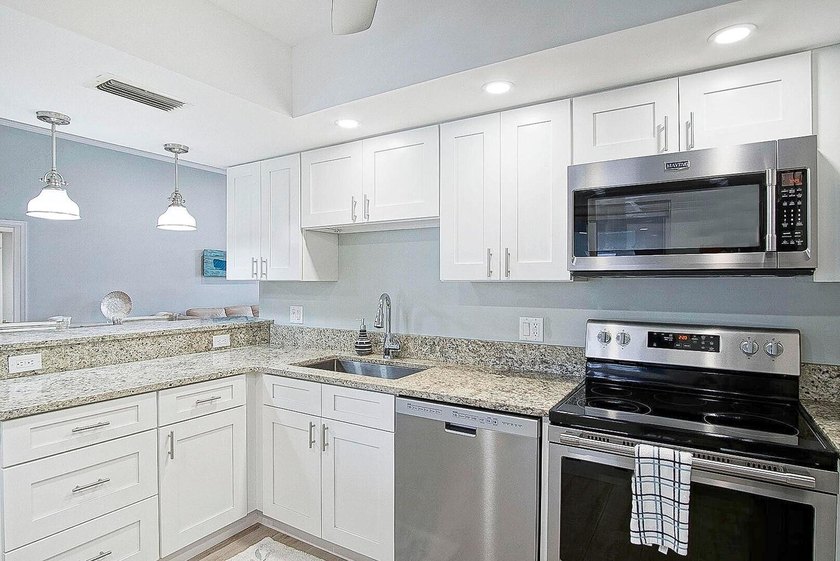Fabulous ocean &amp; sunset views!! Beautiful 2-bedroom 2-bath - photo 9