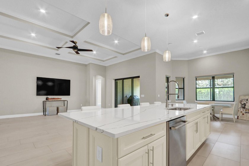 Stunning 4 bedroom/ 3.5 bath on .42 acres in the gated community - photo 20