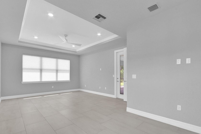 Stunning 4 bedroom/ 3.5 bath on .42 acres in the gated community - photo 25