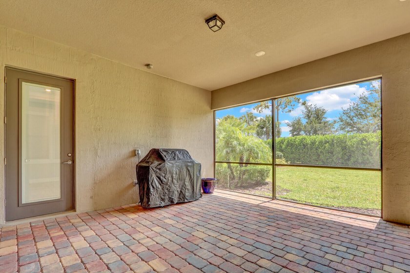 Stunning 4 bedroom/ 3.5 bath on .42 acres in the gated community - photo 41