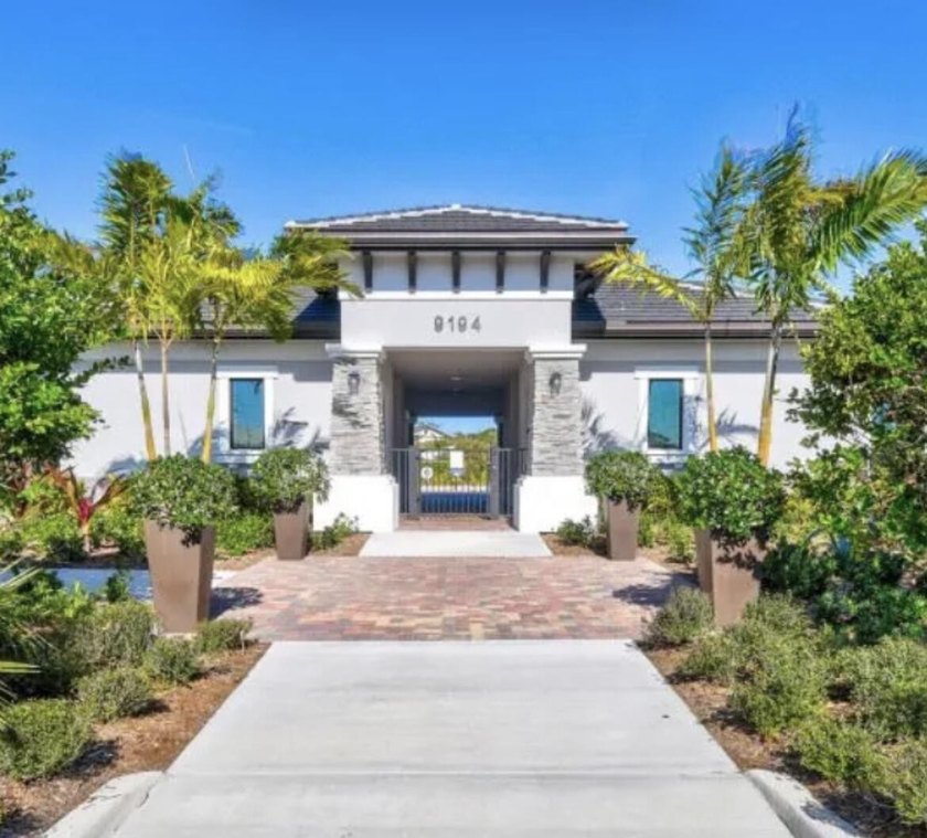 Stunning 4 bedroom/ 3.5 bath on .42 acres in the gated community - photo 48