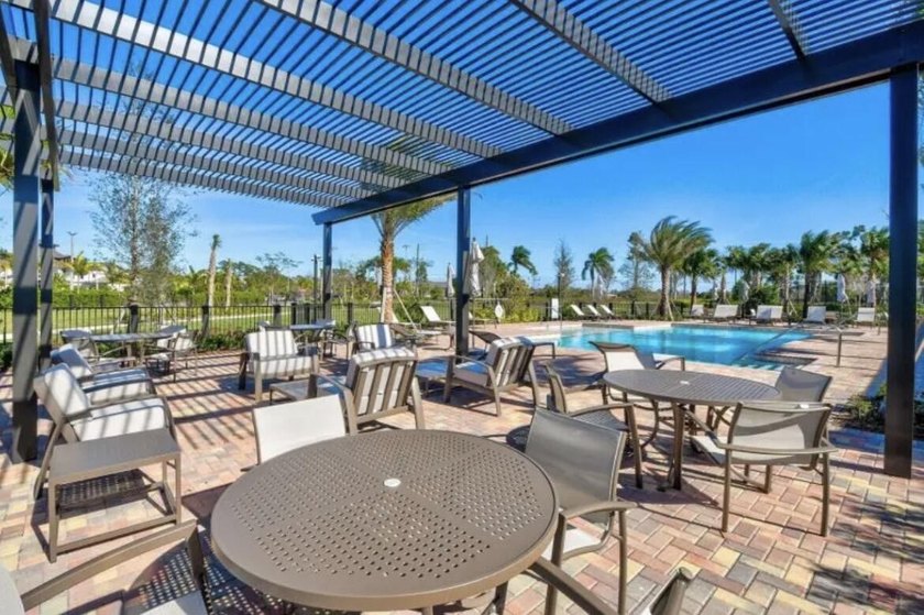 Stunning 4 bedroom/ 3.5 bath on .42 acres in the gated community - photo 50