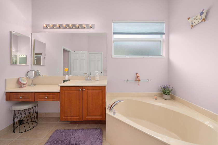 Welcome to this beautifully maintained single-family home - photo 17